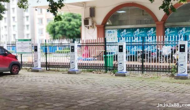 柳州市第八中学7KW立式交流充电桩+60KW双枪直