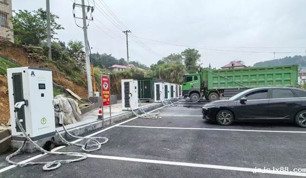 319国道江西莲花南岭重卡充电站320KW一体式双